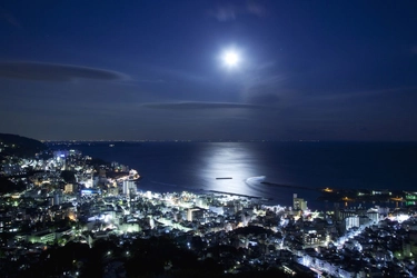 星野リゾート　リゾナーレ熱海（静岡県熱海市） 　「ムーンロード」と熱海の夜景の競演を特等席で 一日一組限定「ムーンロード特別鑑賞席」が新登場 開催期間：2018年10月24日〜2019年3月22日