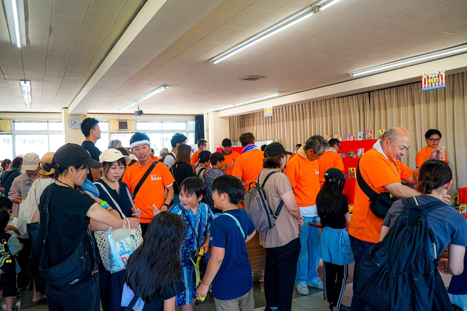 縁日を楽しむ様子