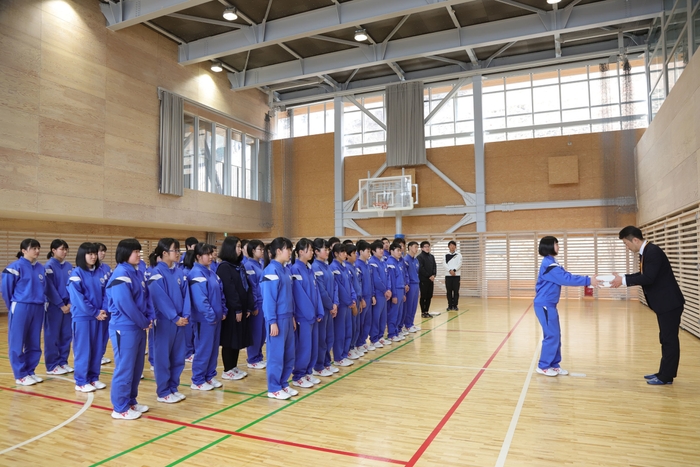 釜石東中学校生徒とミヤビワークス代表 林 3