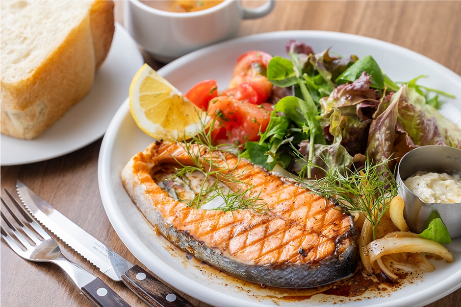 グリルサーモンプレート　1,078円(アレルギー：乳成分　小麦　さけ　大豆　鶏肉)