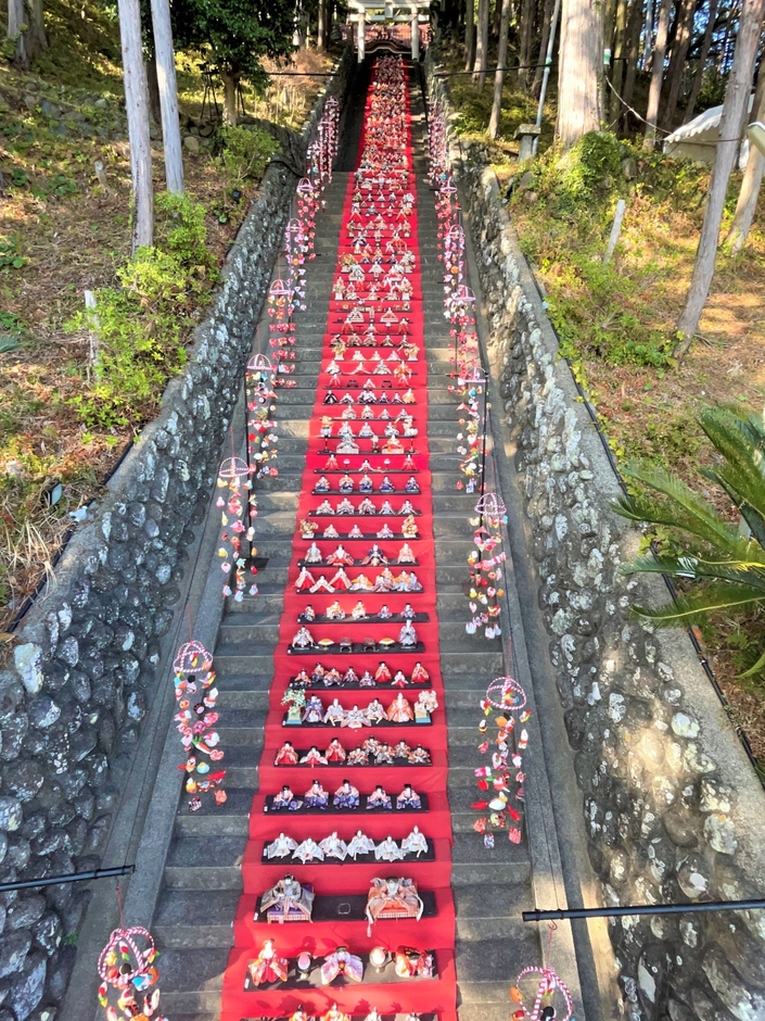 素盞鳴神社雛段飾り(上から)