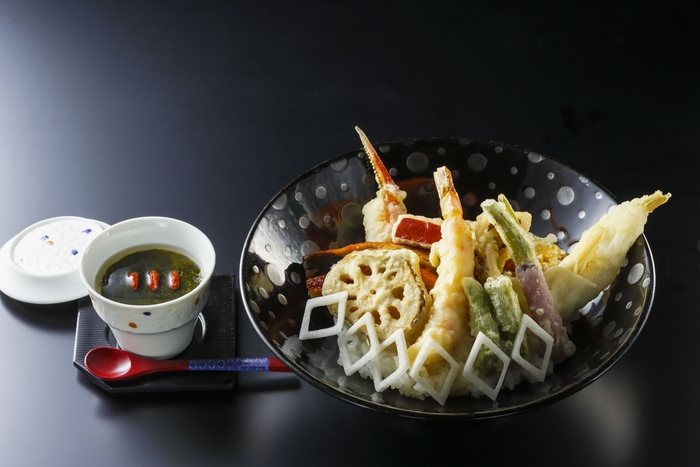 九種の天麩羅丼と蒸物／長男