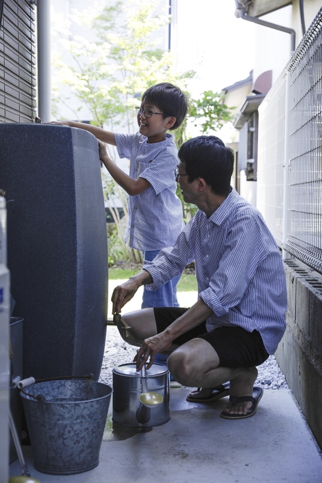 雨水タンクの水で花の水やりの準備