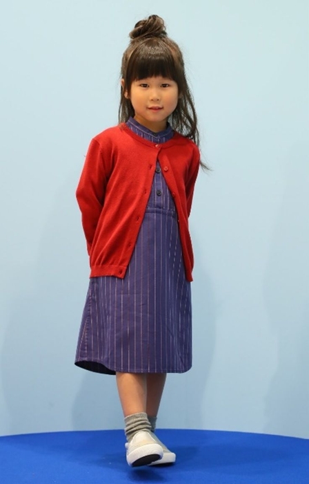 きれいめスタイルで家族でレストランへ(右)