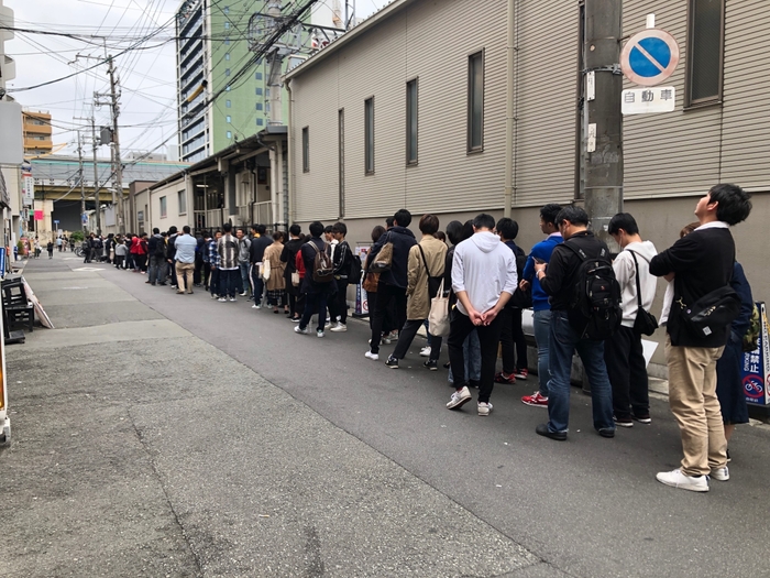 「人類みな麺類」の行列