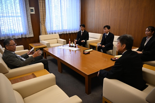 野口学長への報告の様子