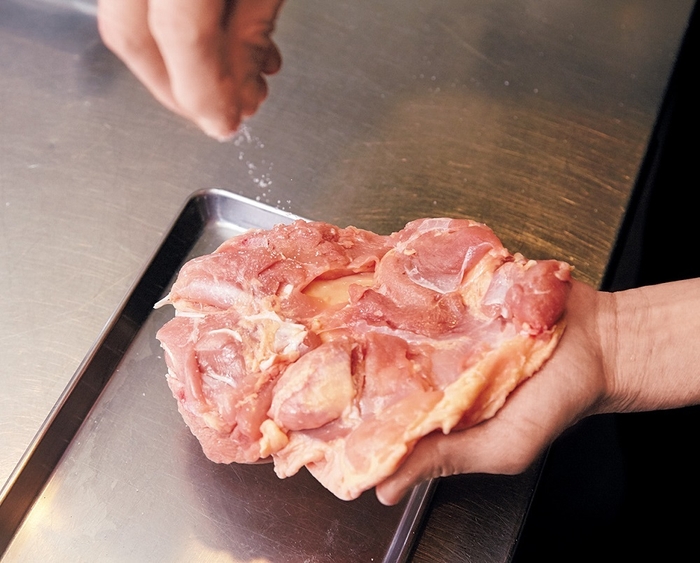 【鶏もも肉のソテー】1 塩のふり方