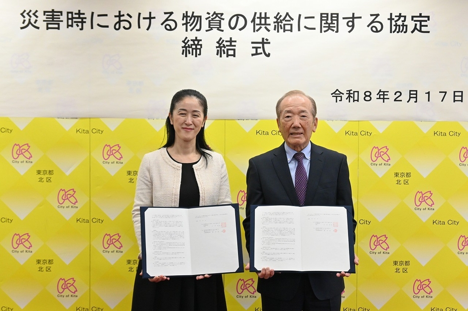 やまだ北区長(左)と飯田代表取締役社長(右)