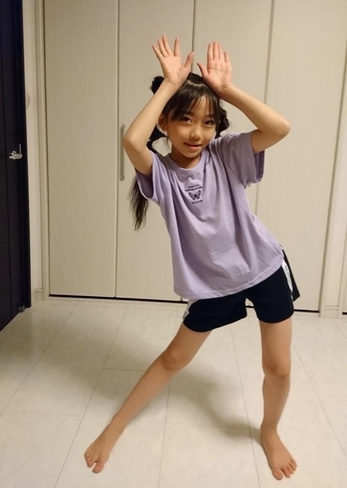 オンラインでダンスレッスンを受けている子供(3)