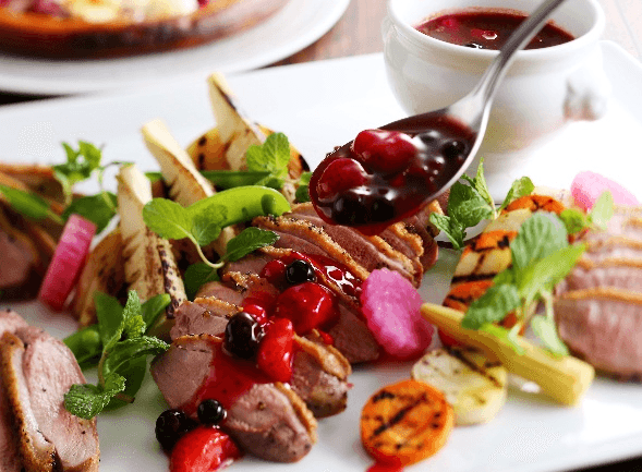 鴨肉のステーキ ミックスベリーソース