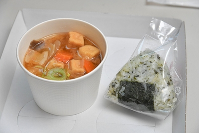イベントで提供した「豚汁・わかめおにぎりセット」