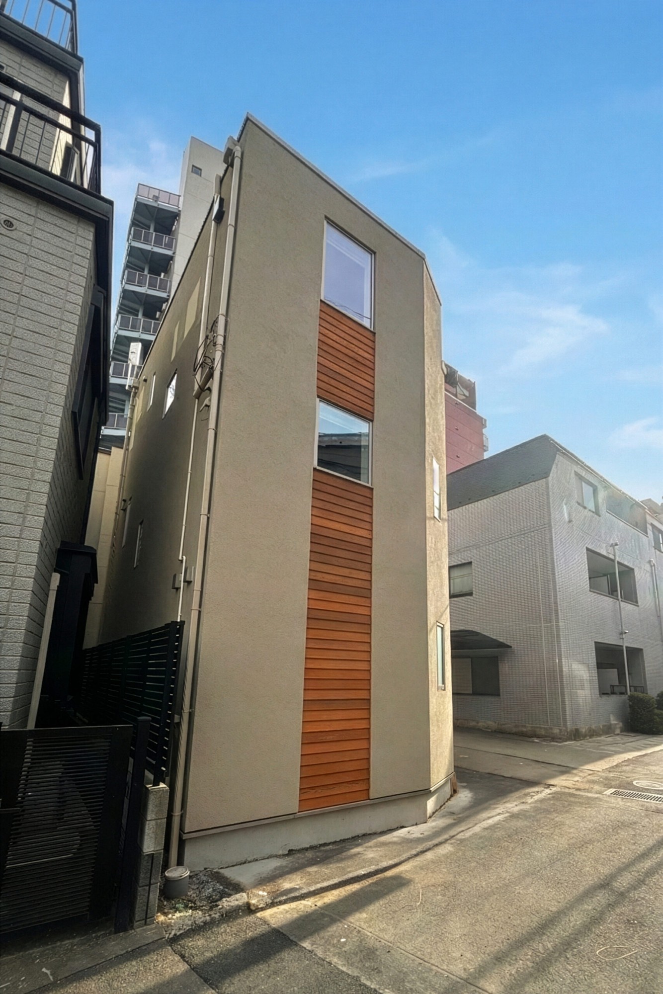 【狭小地10坪・建築面積7坪】お気に入りの家具と「好き」な色に囲まれた、和モダンなコンパクトハウスが東京都文京区に竣工