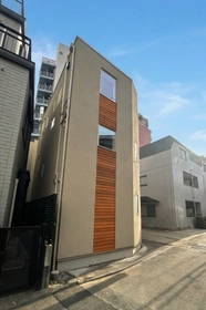 【狭小地10坪・建築面積7坪】お気に入りの家具と「好き」な色に囲まれた、和モダンなコンパクトハウスが東京都文京区に竣工