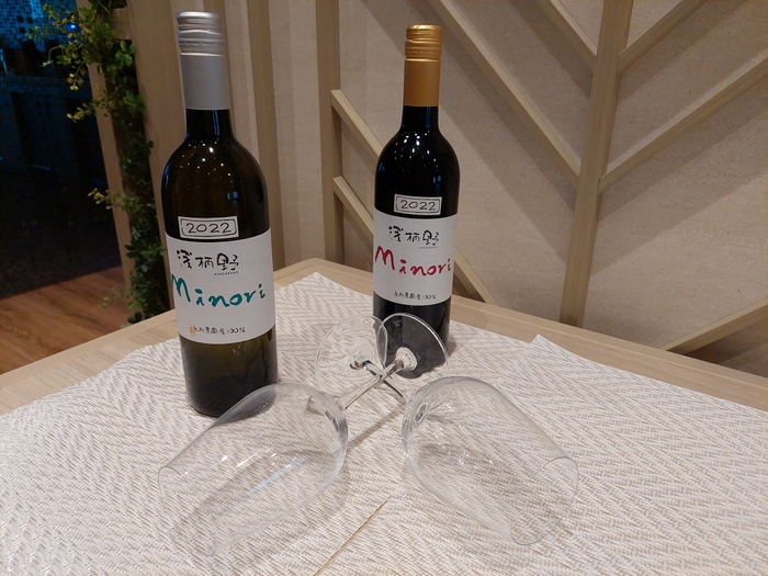「浅柄野 Minori」 滋賀県内および比叡山の懐に位置する7ホテルのソムリエがブレンドしたオリジナルワインです。赤・白ともに滋賀県産100%自社農園で収穫されたものを使用しています。