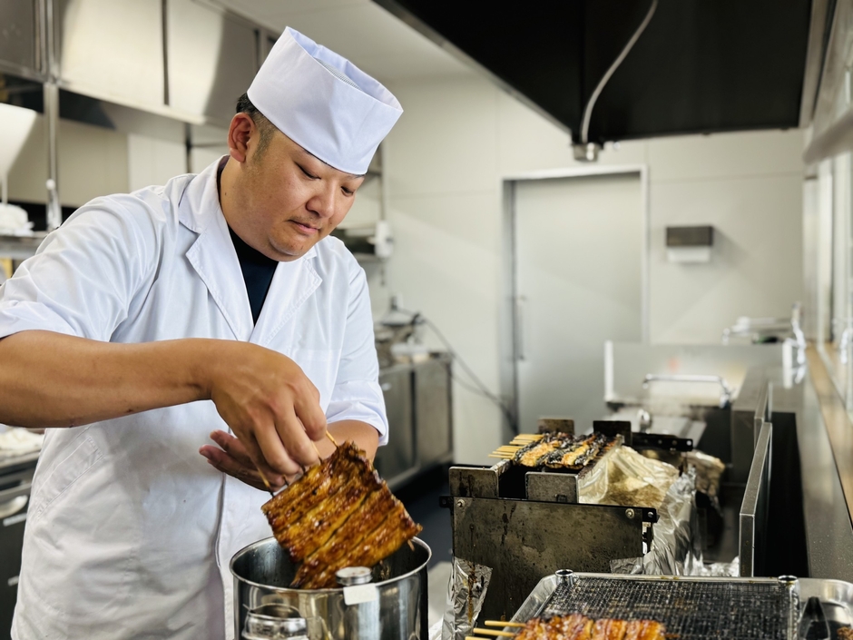 注文後にさばき、焼きたてで提供。職人による解説付きのさばき実演も好評