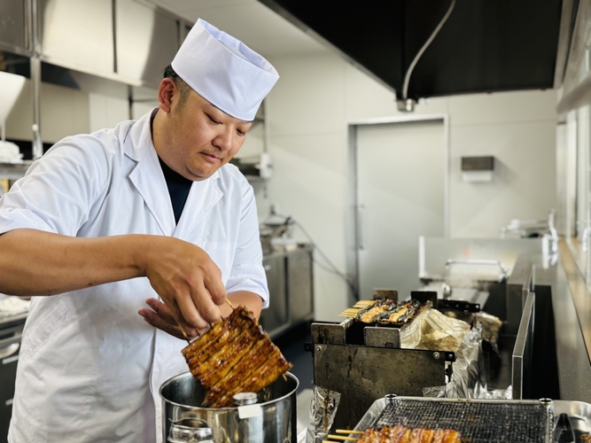 注文後にさばき、焼きたてで提供。職人による解説付きのさばき実演も好評
