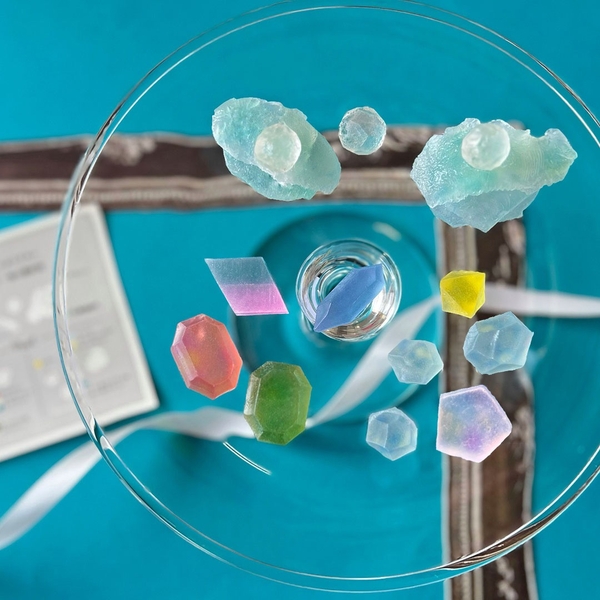 表面は砂糖が結晶化してシャリッとした食感。中は意外と柔らかく、口の中でほどけていく