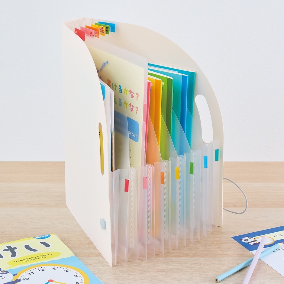 お子様のドリルやプリント、ノートなど学習道具もまとめて収納できます。