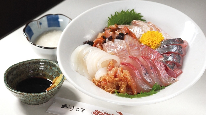 おっとっと「地元でとれた海鮮丼(1&#44;000円)」二度うま前