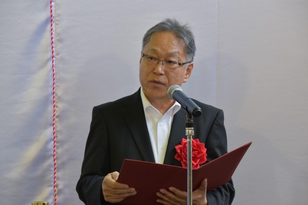 あいさつする野口学長