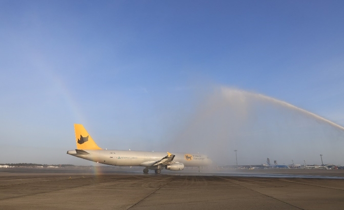 ＜就航記念セレモニーでのウォーター・サルートの様子：成田空港＞