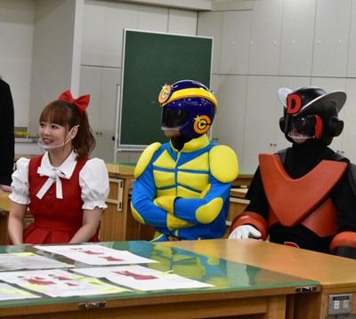 大学の教室内で撮影が進められました