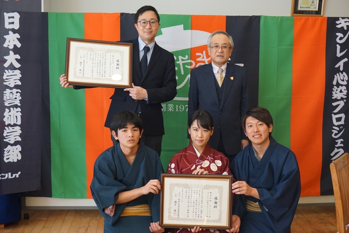 学生落語家も感謝状を授与　前列右：ふられ亭 粋雀さん　中：奏家 風車さん　左：夢天家 場和成さん