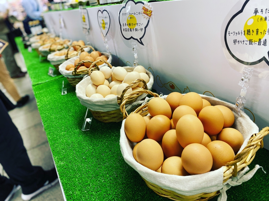 かごにズラリとレアなたまごが並ぶ(※画像は東京駅)