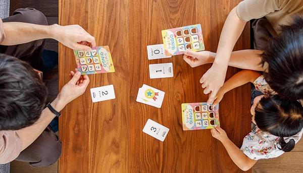家族の会話が弾むビンゴゲーム