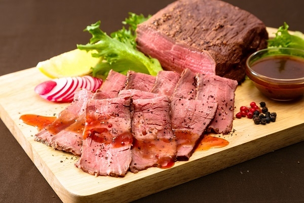 〈ラ・ロシェル〉坂井宏行監修 こだわりのローストビーフと 特製ガーリックペッパーソース