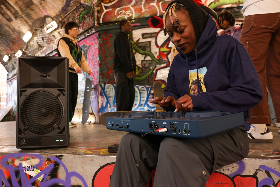 どこでもすぐにパーティー会場に変わる、持ち運びやすさと優れた演奏機能