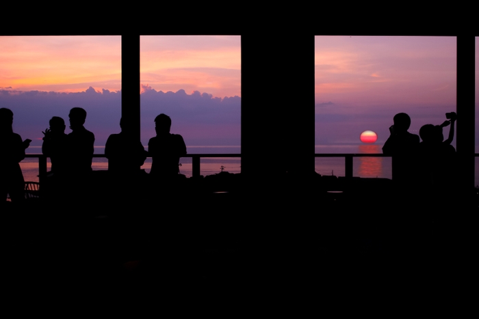 地平線に沈む夕日は夏だけの景色