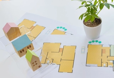 ＜コロナ禍での住まいづくりに関する意識・実態調査＞ 住宅展示場の見学予約数は7-9月の3か月平均で昨年比約4倍増！ 戸建ての購入を検討する人が、 今後の住まいや暮らしで欲しくなったもの　 男性1位は「自分専用の個室」、 女性1位は「広い庭・屋上・バルコニー」