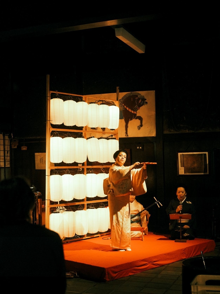 日下部民藝館　宴の様子　地元の芸者さんによるお座付き