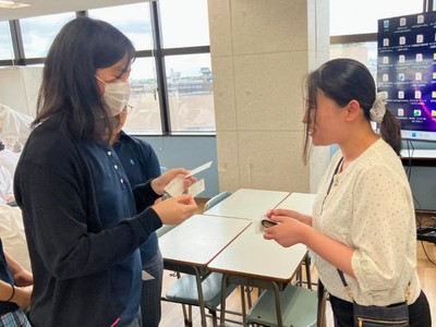 企業の方と生徒たちの名刺交換(毎日興業株式会社、クラーク記念国際高等学校さいたまキャンパス)