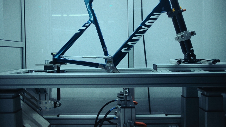 業界基準を超えるテスト基準： エンデュレースCFRは、一般的なロードバイクの業界基準を大きく上回る条件でテストされています。リアアクスルへの衝撃荷重、フロントホイールおよびフォークへの落下衝撃、さらにはシートチューブへの過負荷など、石畳を全開で走り抜けるレース環境をラボで再現。その過酷な試験をクリアすることで、エンデュレースCFRはフィールドで最も信頼できるレースバイクであることを証明しています。