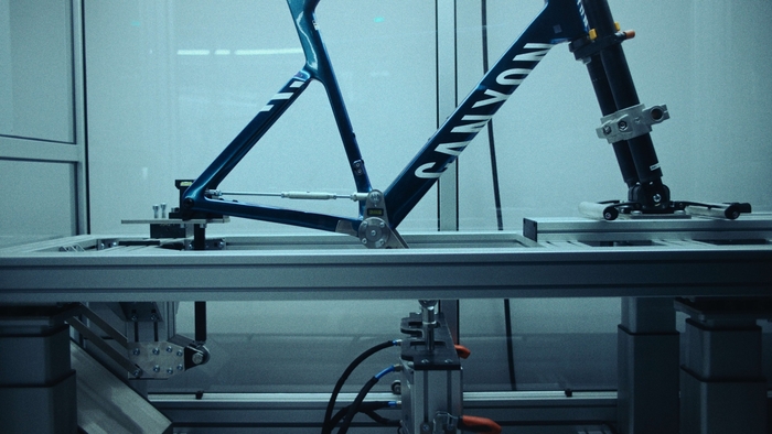 業界基準を超えるテスト基準: エンデュレースCFRは、一般的なロードバイクの業界基準を大きく上回る条件でテストされています。リアアクスルへの衝撃荷重、フロントホイールおよびフォークへの落下衝撃、さらにはシートチューブへの過負荷など、石畳を全開で走り抜けるレース環境をラボで再現。その過酷な試験をクリアすることで、エンデュレースCFRはフィールドで最も信頼できるレースバイクであることを証明しています。