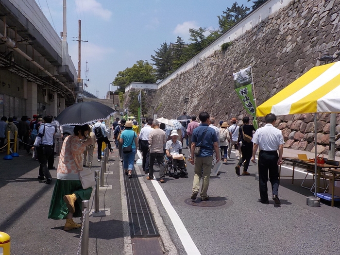 歩行者専用道路となった道路を歩く人たち