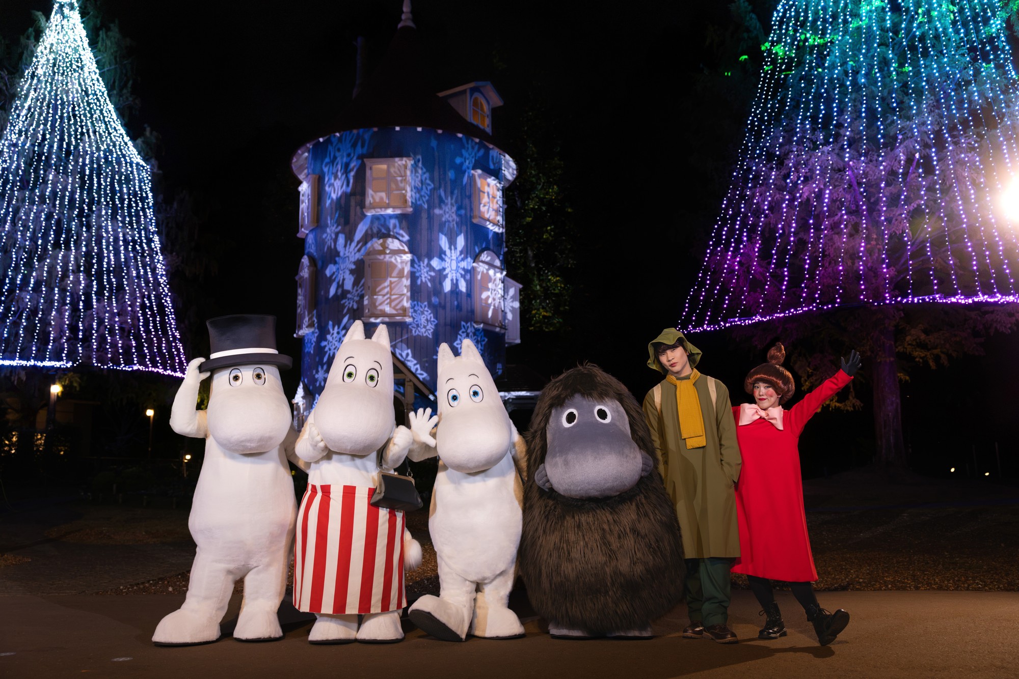 ムーミンバレーパークで毎日ホワイトクリスマスを体験できる!
雪あそびやそりあそび、「雪と光のホワイトテラス」、物語の世界観に浸るイルミネーション、大人気の「ご先祖さま」も登場する2つのクリスマスショーを満喫!
「ムーミン谷のクリスマス 2026」10月31日(土)よりスタート!