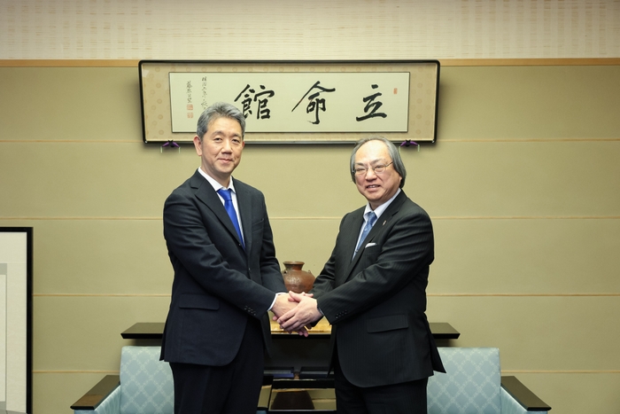 矢野正也(写真左)、仲谷善雄(写真右)