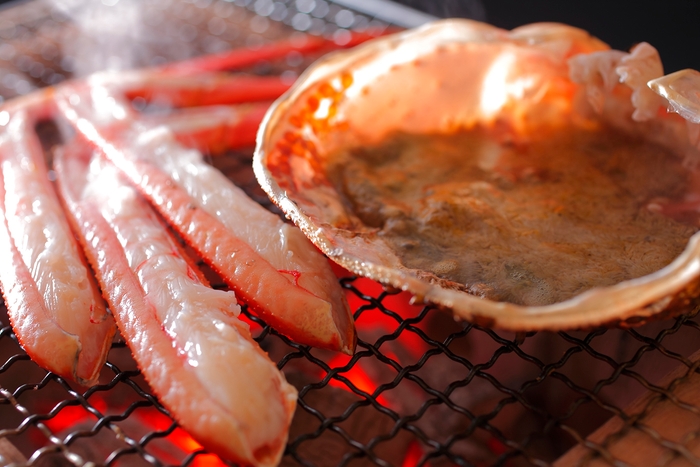 間人蟹を炭火焼きで味わう。活蟹ならではの上品な美味をお楽しみいただけます