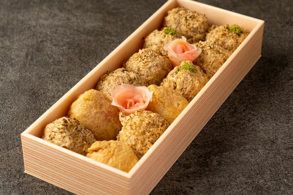 伊奈利寿司と特製伊奈利の詰め合わせ 1セット12個入り 2,020円(税込)