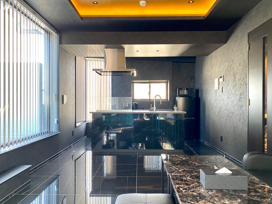 室内は黒を基調とし、大理石調のフロアタイルを使用することによって 高級感のある仕上がりとなっています