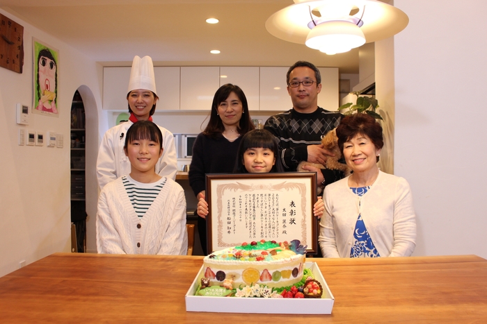 グランプリ_太田 麗奈さんとご家族と当社パティシエ