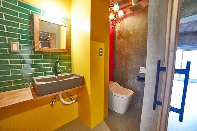 アクセントのある洗面所とトイレ