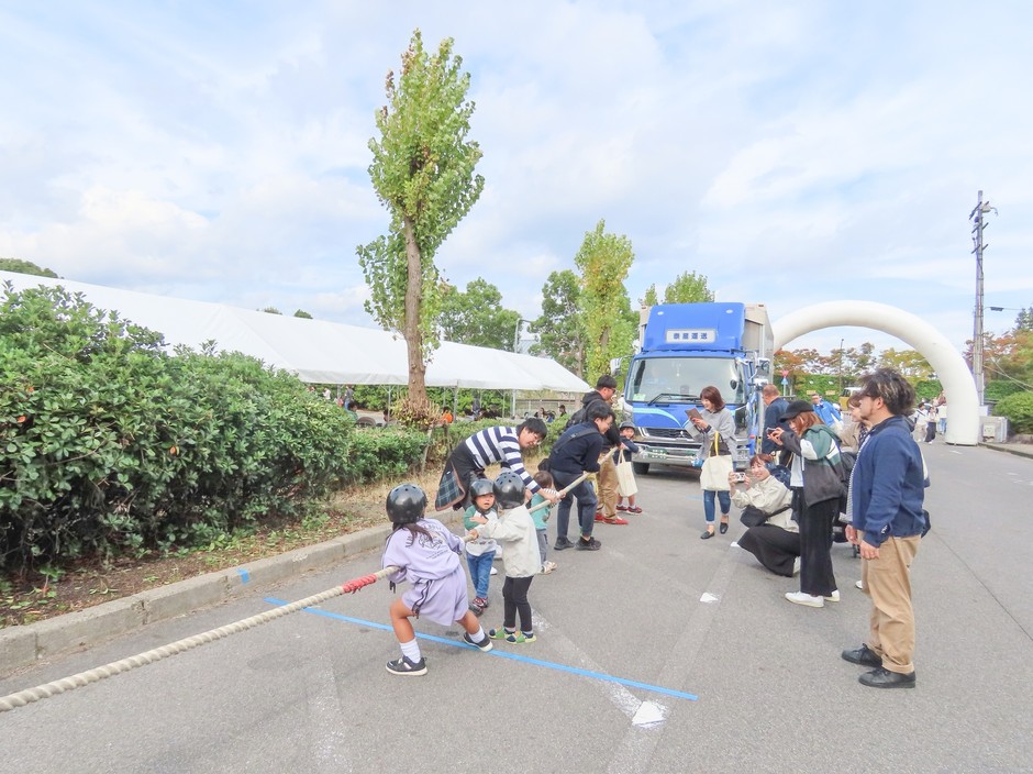 はたらく車の展示コーナー「トラックひっぱり体験」の様子(2025年開催時)