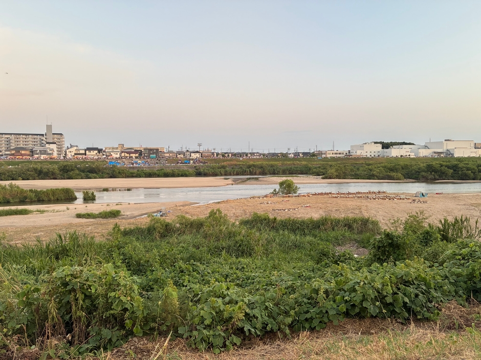 設置が完了した夕方の堤防からの現場の様子