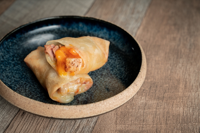 豚バラ、マンゴー、ブルーチーズの春巻き(858円)