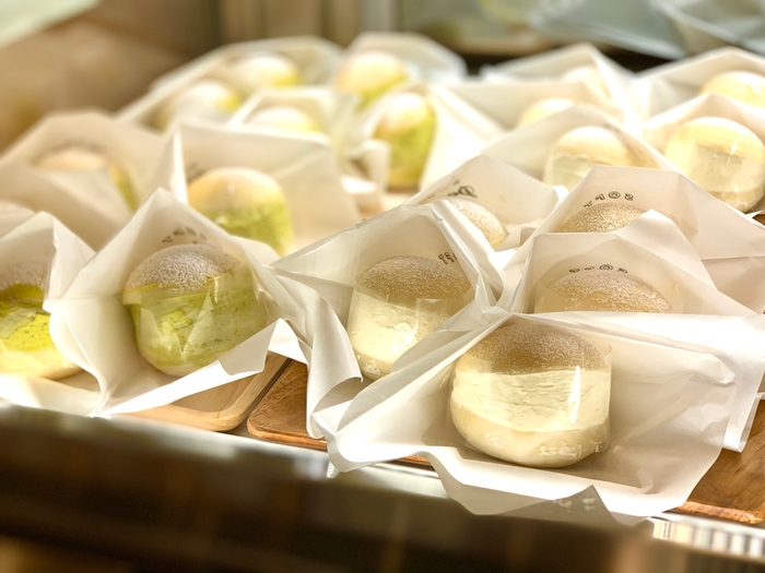 (左)ピスタチオマリトッツォ (右)プレミアムミルクマリトッツォ