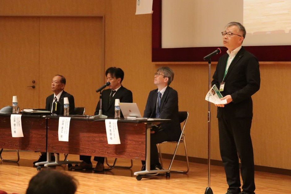 開会前に挨拶する平野博之学長（右端）